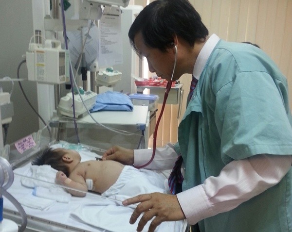 GS Nguyễn Thanh Liêm đang thăm khám cho bệnh nhi sau phẫu thuật.